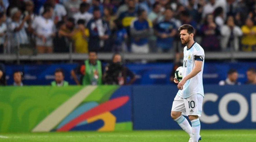 [Messi perde a paciência e detona gramados da Copa América: 