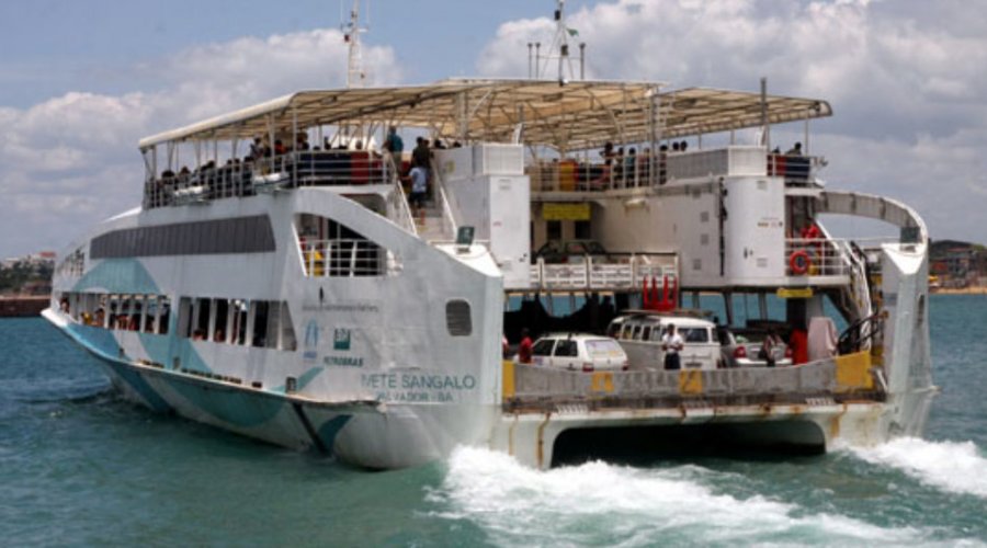 [Motoristas enfrentam fila no Terminal Bom Despacho para embarcar no ferry boat neste feriado]