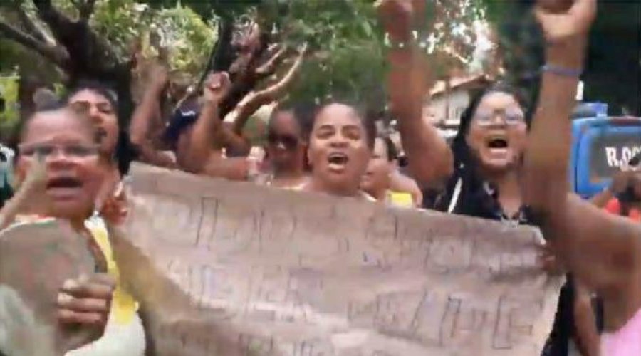 [Vídeo: mães protestam por atraso no Bolsa Família em Itaparica e prefeitura diz que responsabilidade é de decreto federal]