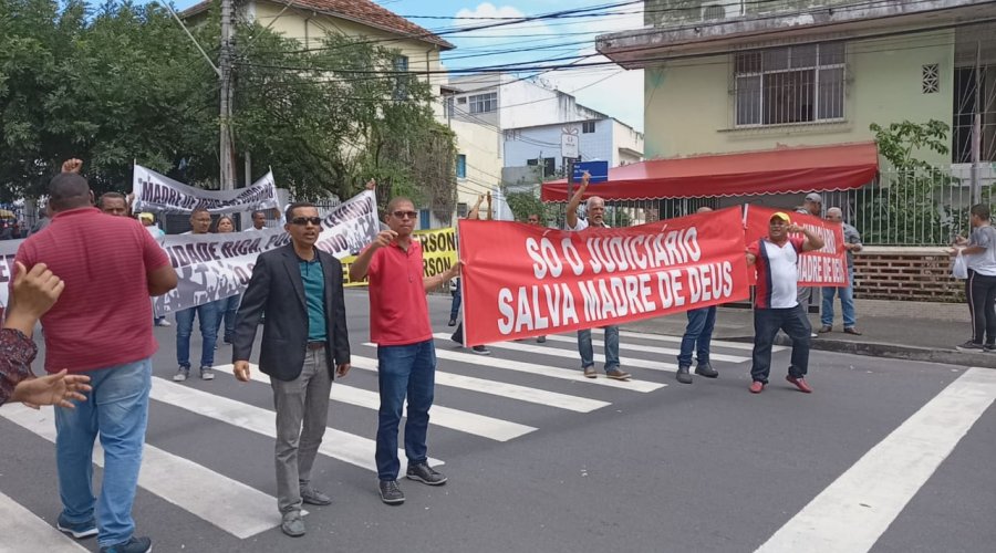 [Vídeo: vereadores de Madre Deus realizam manifestação contra prefeito em frente ao TJ-BA]