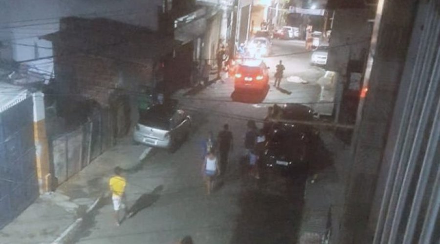 [Jovem é morto a tiros em via pública no bairro de Pau da Lima]