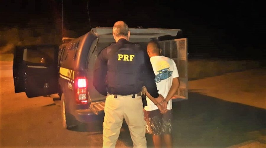 [Homem é preso em Alagoinhas com mandado de prisão em aberto por roubo no Rio de Janeiro]