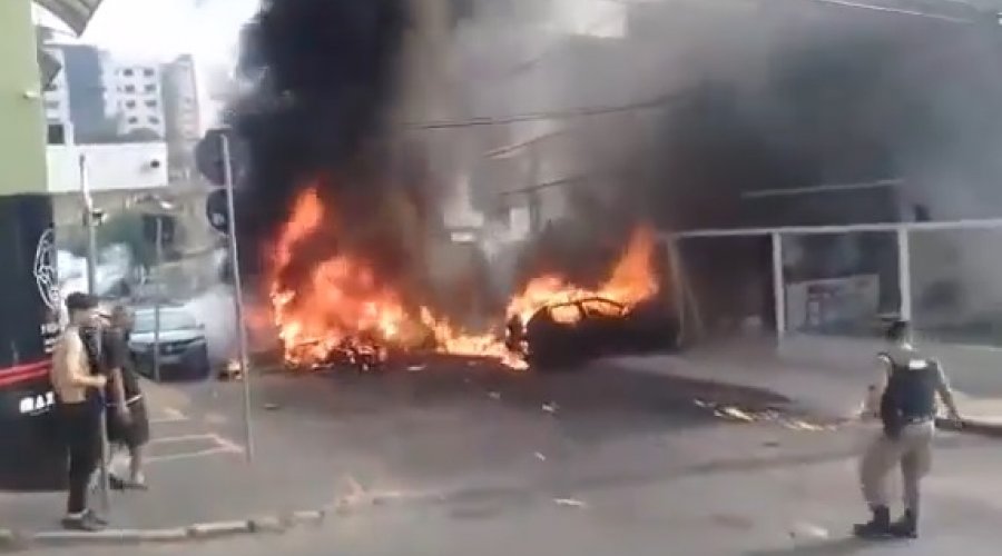 [Vídeos mostram desespero de moradores e ação dos Bombeiros após queda de avião em Belo Horizonte]