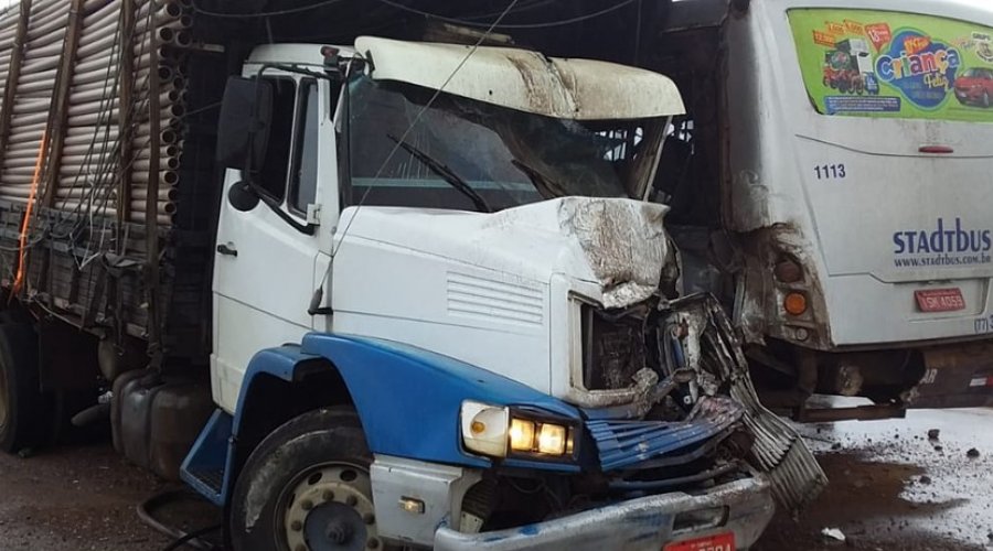 [Acidente envolvendo caminhão e ônibus deixa feridos em Luís Eduardo Magalhães]