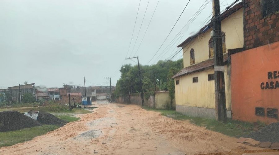 [Vídeo: moradores de Itaparica cobram da prefeitura infraestrutura mínima contra alagamentos durante chuvas fortes]