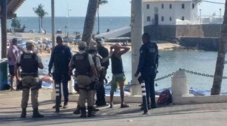 [Homem acusado de agredir colega é preso no Porto da Barra; suspeito tem passagem pela polícia por diversos crimes]