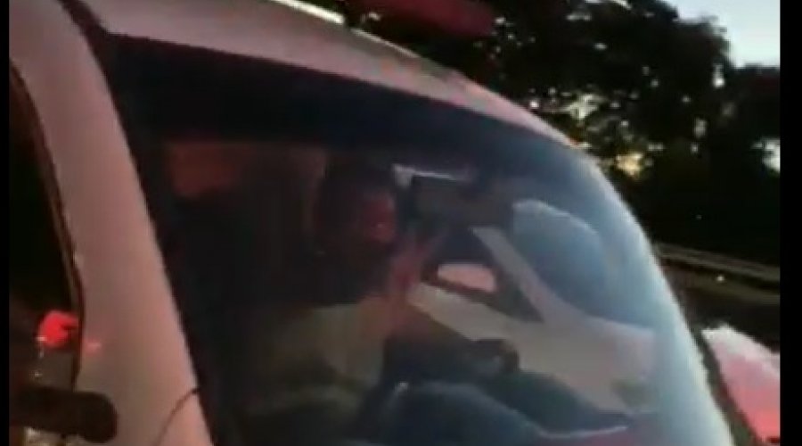 [Vídeo: motorista de ambulância do município de Teixeira de Freitas é flagrado cometendo infrações em Salvador]