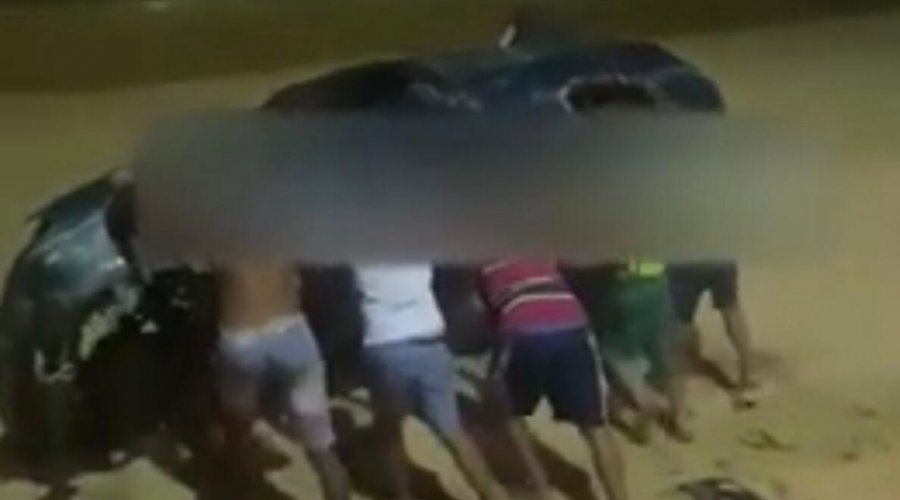 [Vídeo: homens são flagrados tentando jogar carcaça de carro dentro do mar na praia do Cantagalo]