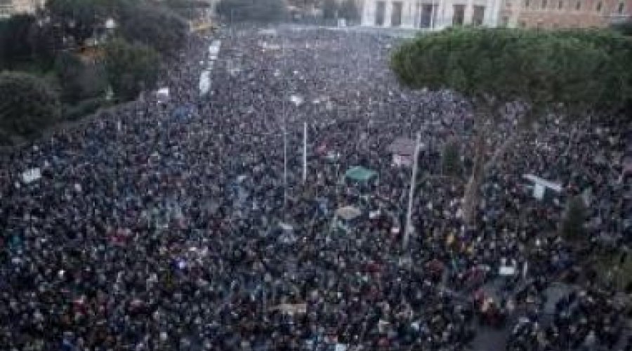 [Milhares de pessoas protestam em Roma contra líder da direita radical Matteo Salvini]