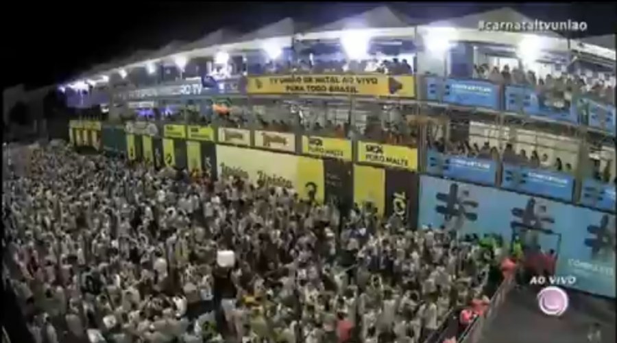 [Vídeo: durante passagem do bloco de Claudia Leitte no Carnatal foliões mandam recado para Bolsonaro]