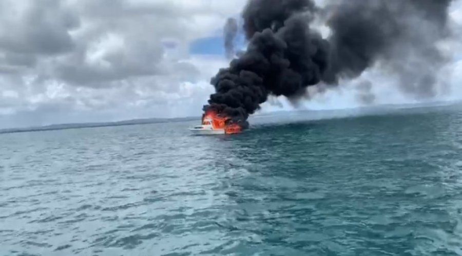 [Vídeo: Lancha pega fogo e afunda na Ilha de Itaparica]
