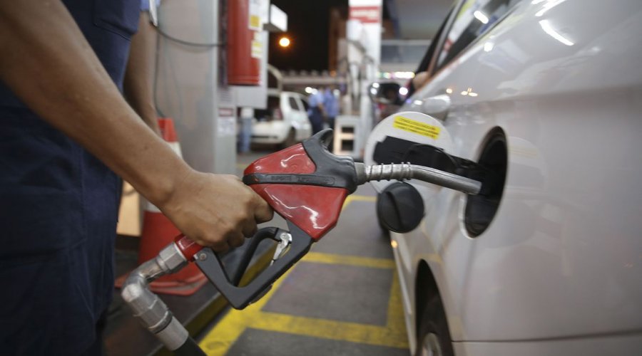[Preço do combustível é reduzido pela Petrobras, mas valor cobrado ao consumidor aumenta ]