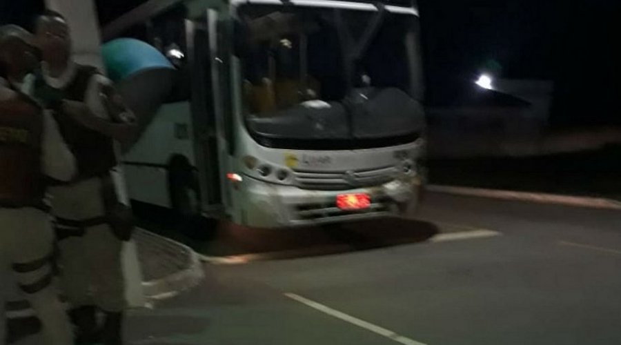 [Mulher morre e 11 pessoas ficam feridas após ônibus ser alvo de ataque de tiros em São Sebastião do Passé]