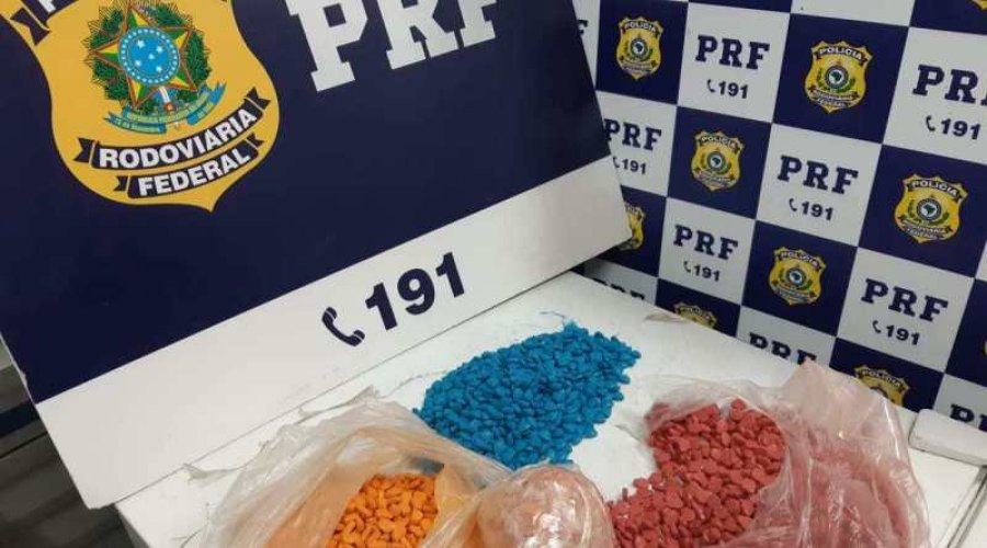 [PRF descobre mochila ‘recheada’ com quatro mil comprimidos de ecstasy em Vitória da Conquista (BA)]