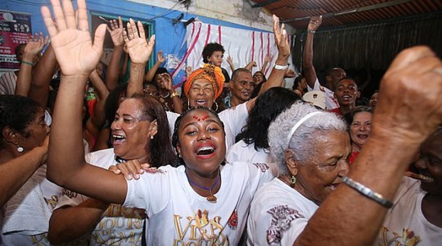 [Ganhadeiras de Itapuã comemoram vitória de Viradouro no Carnaval do Rio de Janeiro]