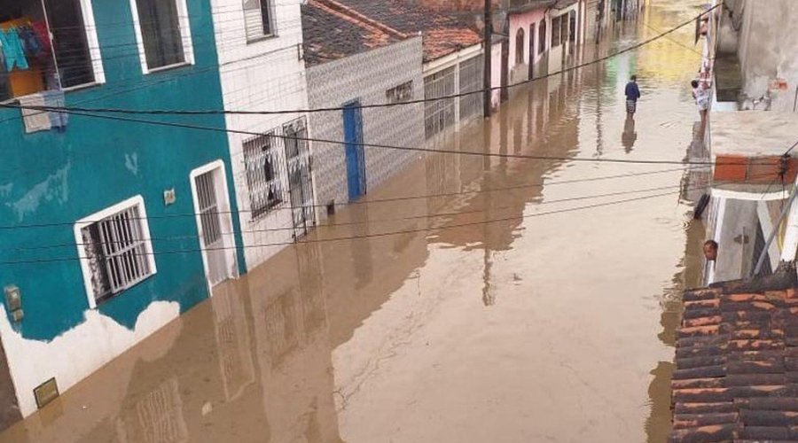 [Devido a fortes chuvas, rio transborda e causa alagamentos em Maragogipe]