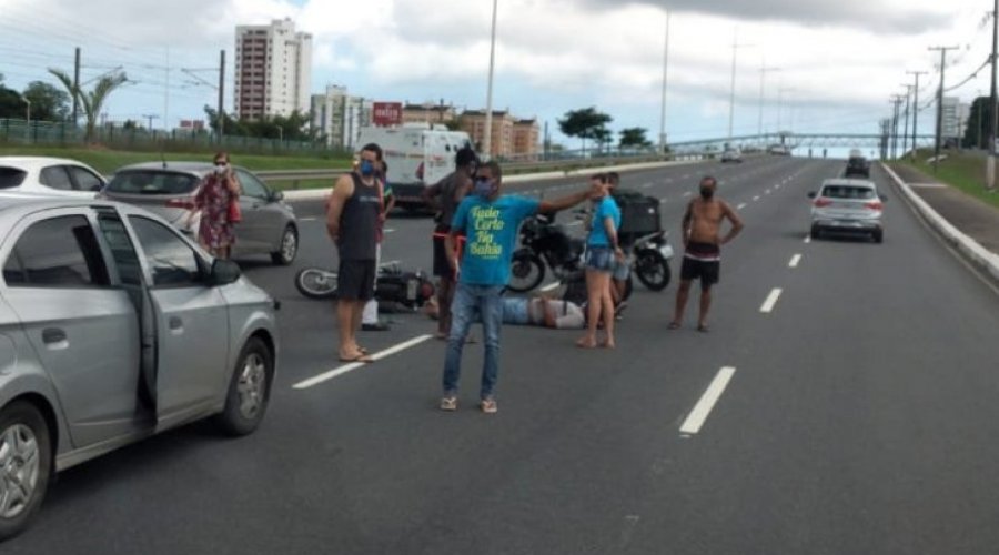 [Acidente de trânsito deixa motociclista ferido na Avenida Paralela na manhã deste domingo (3)]