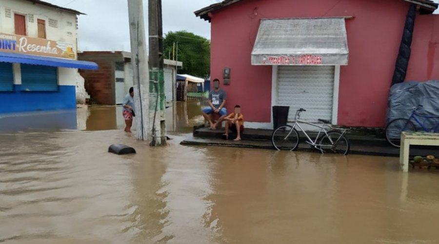 [Rio transborda e deixa 40 famílias desabrigadas no município do Conde]