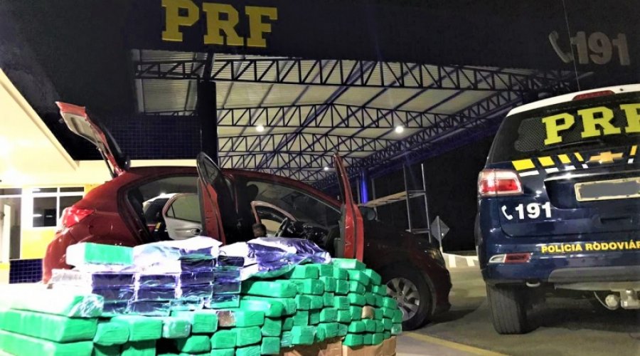 [Vídeo: após tentativa de fuga da fiscalização, PRF apreende carro recheado de drogas em Vitória da Conquista]