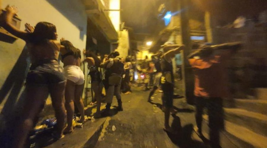 [Polícia encerra festa com adolescentes, drogas e álcool em Águas Claras]