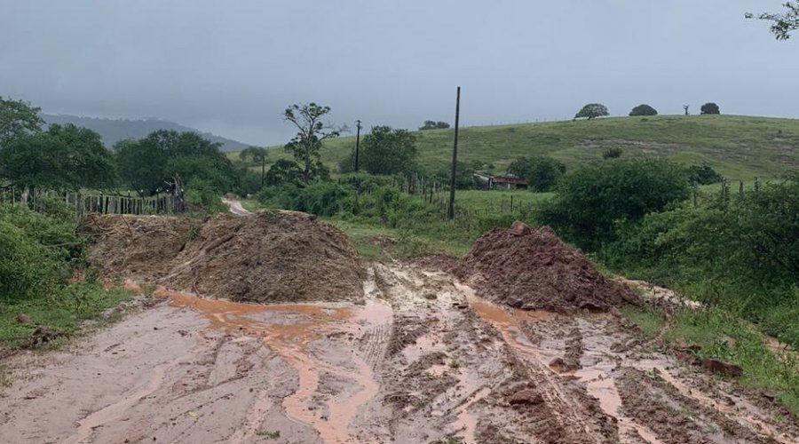 [Motoristas denunciam barreiras de terra em acessos alternativos ao município de Teodoro Sampaio]