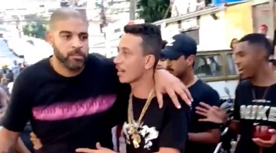 [Vídeo: Adriano Imperador deixa baile funk amparado por amigo]