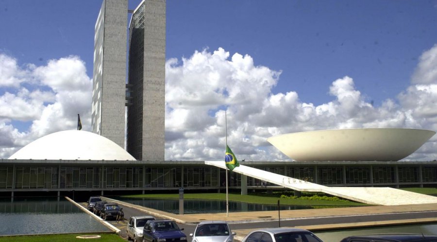[Congresso decreta luto oficial após Brasil ultrapassar 100 mil mortos por Covid-19]