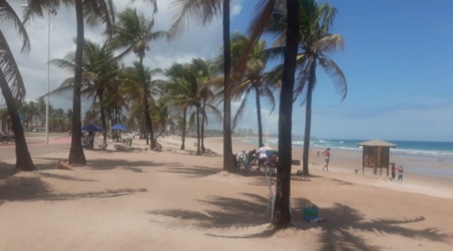 [Reabertura de praias em Salvador tem movimento tranquilo, mas descumprimento de regras]