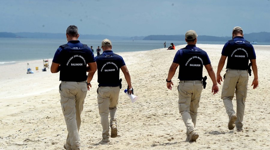 [Guarda Municipal realiza fiscalização para monitorar reabertura das praias de Salvador]