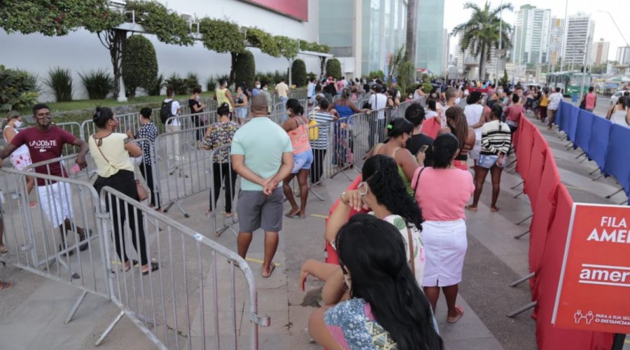 [Consumidores fazem fila na porta do Shopping da Bahia em dia de Black Friday]