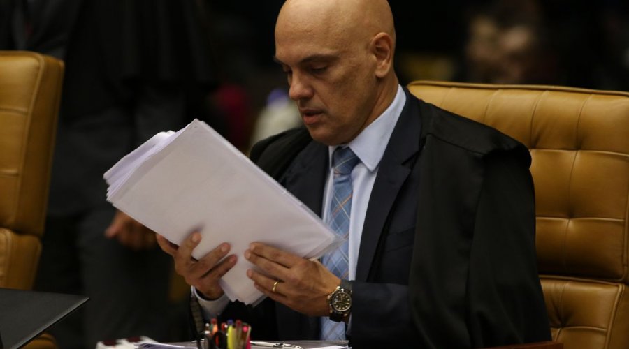 [Moraes prorroga inquérito sobre suposta interferência de Bolsonaro na PF]
