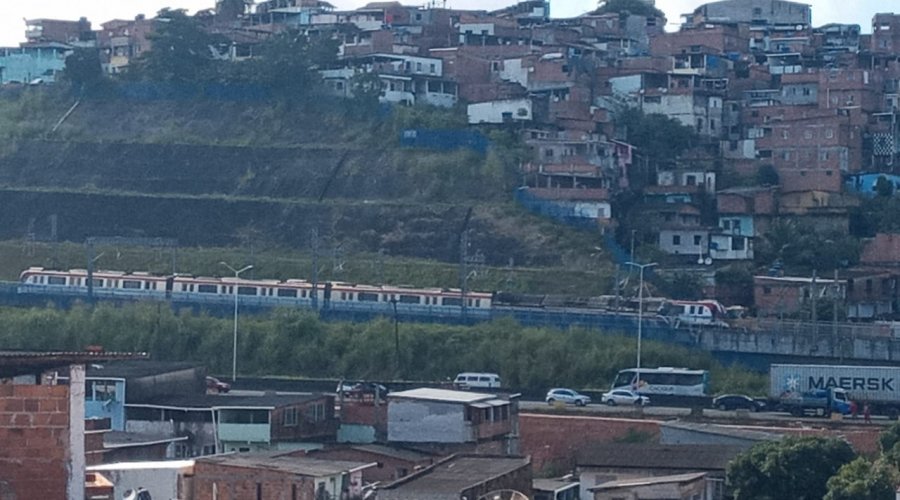 [Vídeo: Acidente com trens do metrô de Salvador deixa passageiros apavorados]