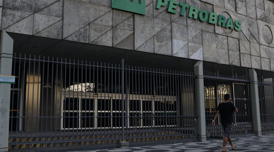 [Petrobras reinicia processo de venda de três refinarias]