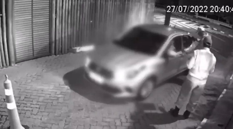 [Vídeo: Homem armado leva carro de uma família na entrada de condomínio]