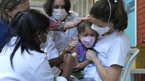 [Ministério da Saúde recebe 1 milhão de doses de vacina contra covid-19]