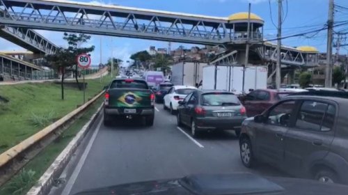 [Vídeo: Protesto na saída do Bairro da Paz deixa trânsito lento na Av. Paralela]