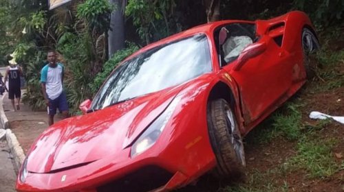 [Vídeo: Ferrari avaliada em R$ 3 milhões é destruída em acidente no Canela, em Salvador; confir...]