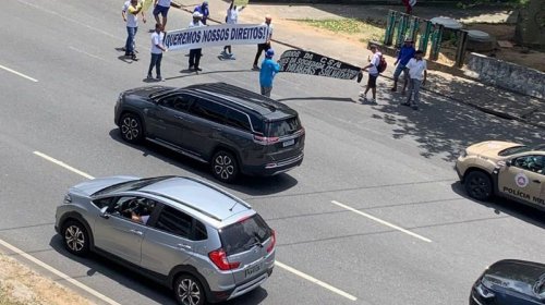 [Em protesto, ex-funcionários da CSN fazem o bloqueio de via na região da Rodoviária]