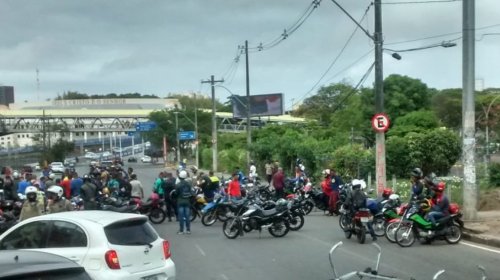[Motociclistas por aplicativo protestam pela regularização da função; confira]