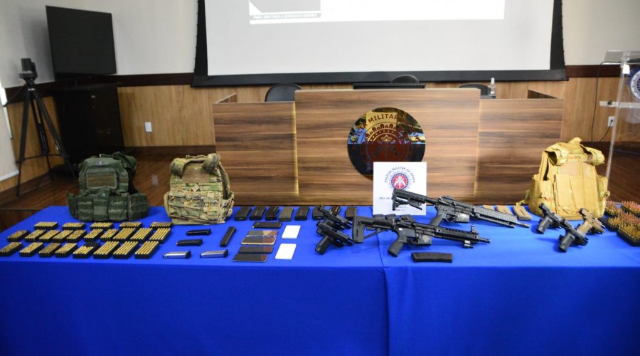 [Armamento de guerra localizado durante buscas aos fugitivos de presídio de Salvador é apresentada pela Polícia neste domingo]