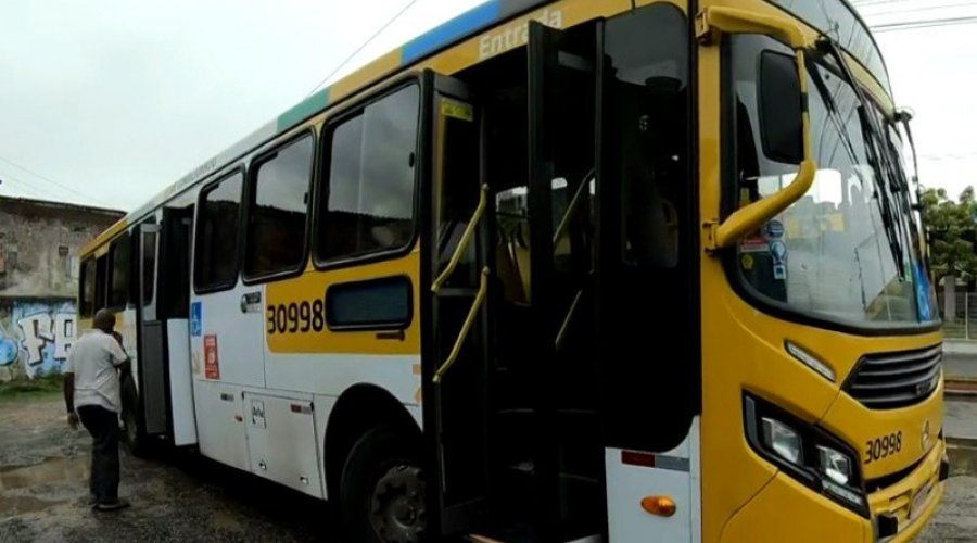 [Ônibus é assaltado no bairro do Lobato nos primeiros momentos da viagem. ]