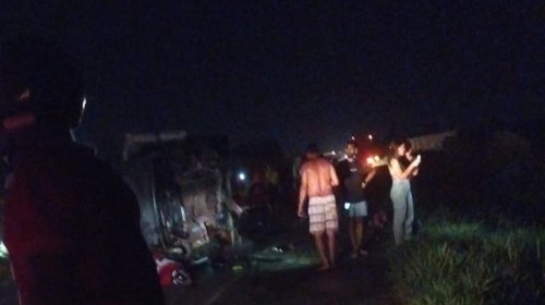 [   Duas pessoas morrem após acidente envolvendo seis veículos em rodovia do recôncavo baiano ]