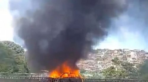 [Carro pega fogo na ligação Lobato-Pirajá e provoca congestionamento na região]
