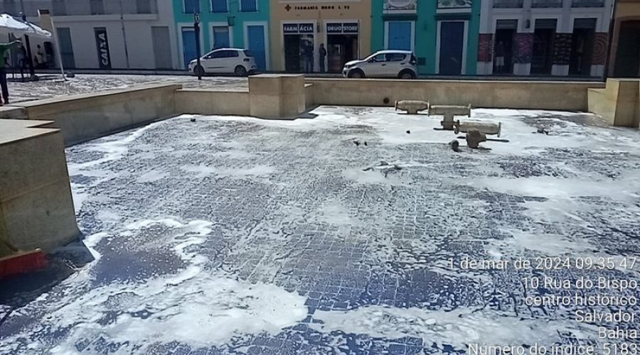 [Salvador: Fonte da Praça da Sé passa por higienização após denúncia de suspeita de foco de dengue ]