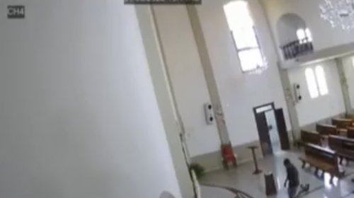 [Vídeo: Homem faz sinal da cruz antes de furtar igreja na Bahia]