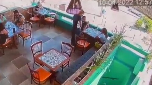 [Vídeo: clientes são surpreendidos por suspeito armado em restaurante na Pituba]